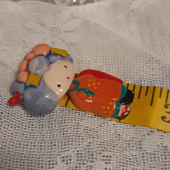 Asian Lady Brooch Vintage Ceramic 2⅛" Long Has A Few Scratches Red, Orange Green - Picture 8 of 8